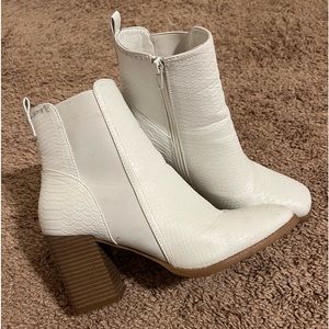 Women’s White Size 10 Pierre Dumas Booties